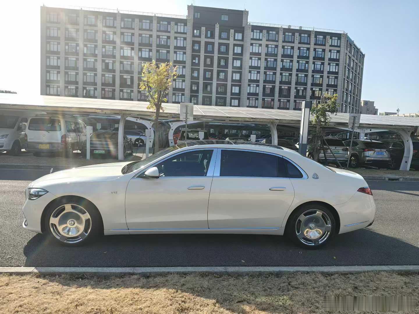 22年迈巴赫S480，仅仅24000公里，稀有白外黑内，重金升级主动氛围灯， 旋