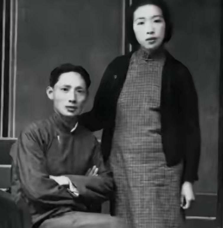 1949年5月3日，杭州解放当晚，时任三野副司令员的粟裕收到一封信。信上只有一行