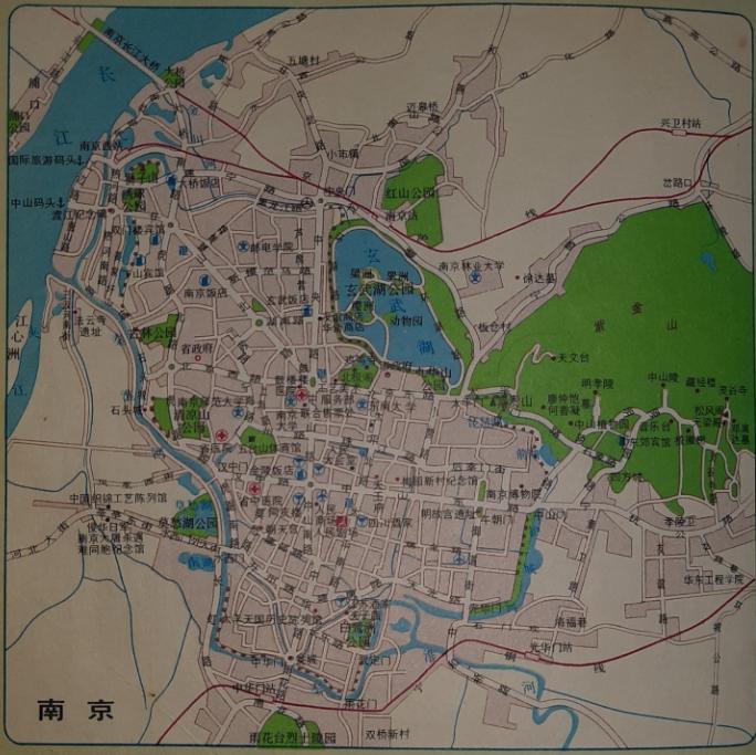 这是32年前的老南京。

今天整理书柜，翻出这张32年前的南京老地图，瞬间梦回九