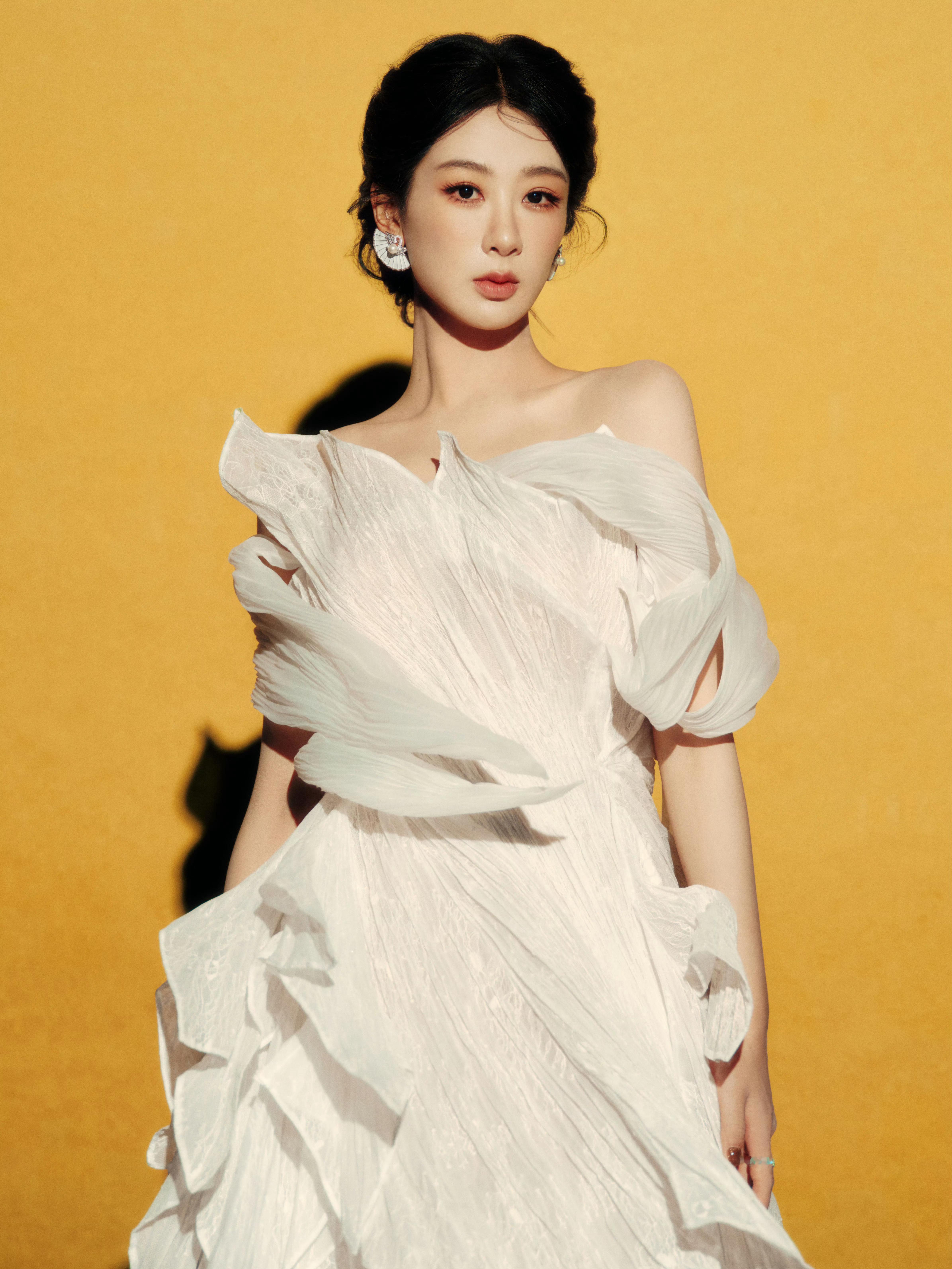 杨紫[超话] 天啊！太美了❤️  杨紫薄纱白裙 ​​​