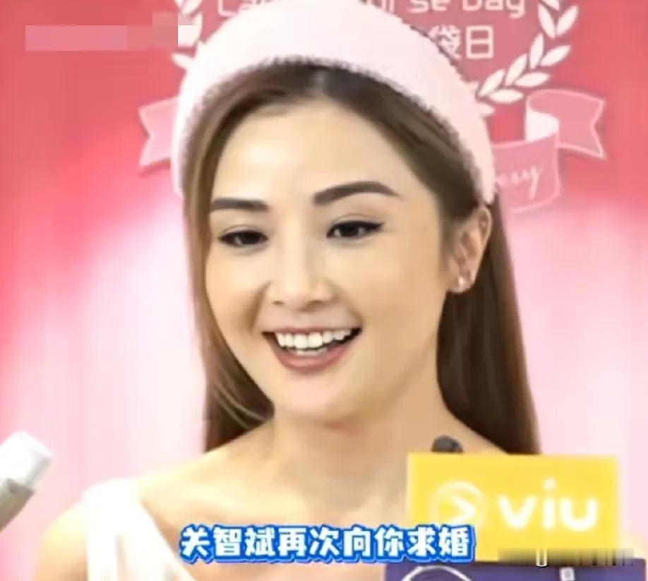 记者问阿sa演唱会上关智斌再次向你求婚，你什么时候答应他？阿sa:“唉呀老公呢嘛