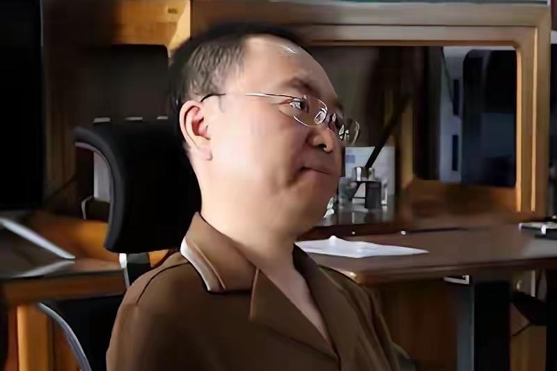 蔡磊在“蔡磊破冰驿站”露脸了，肥肥的、胖胖的，还有若隐若现的双下巴。太伟大了！伟