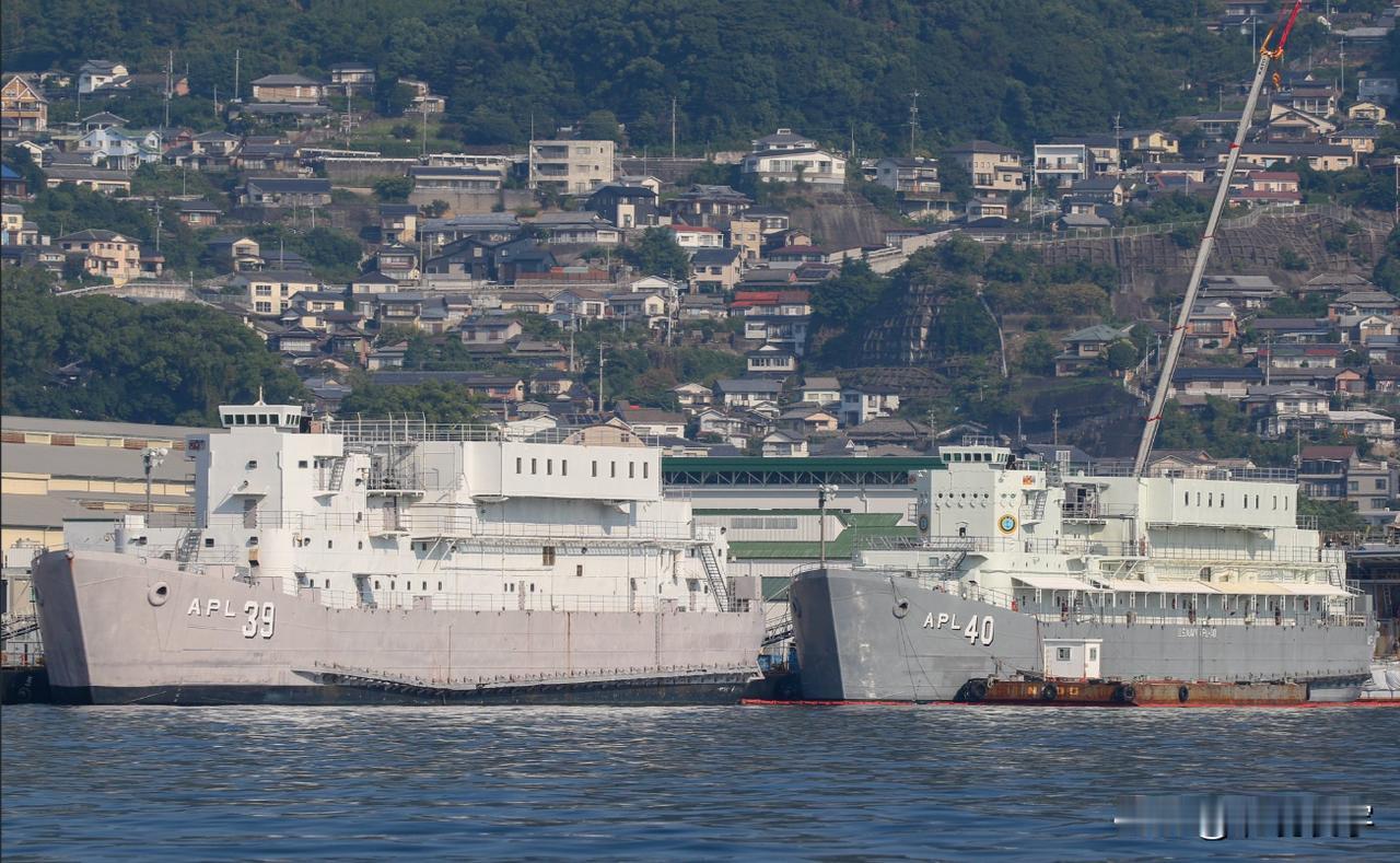 9月8日，日本当地人拍摄的，停泊在日本港口佐世保的两艘美军大型营房船，贝尼瓦级军