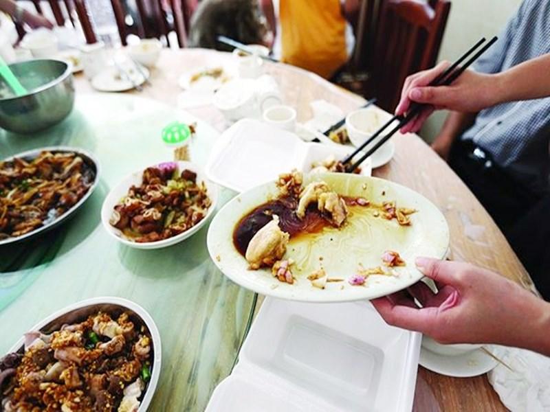 我跟领导的司机是老铁，经常聚聚乐呵乐呵。
昨晚周末，晚上我们几个约老铁吃个烧烤，