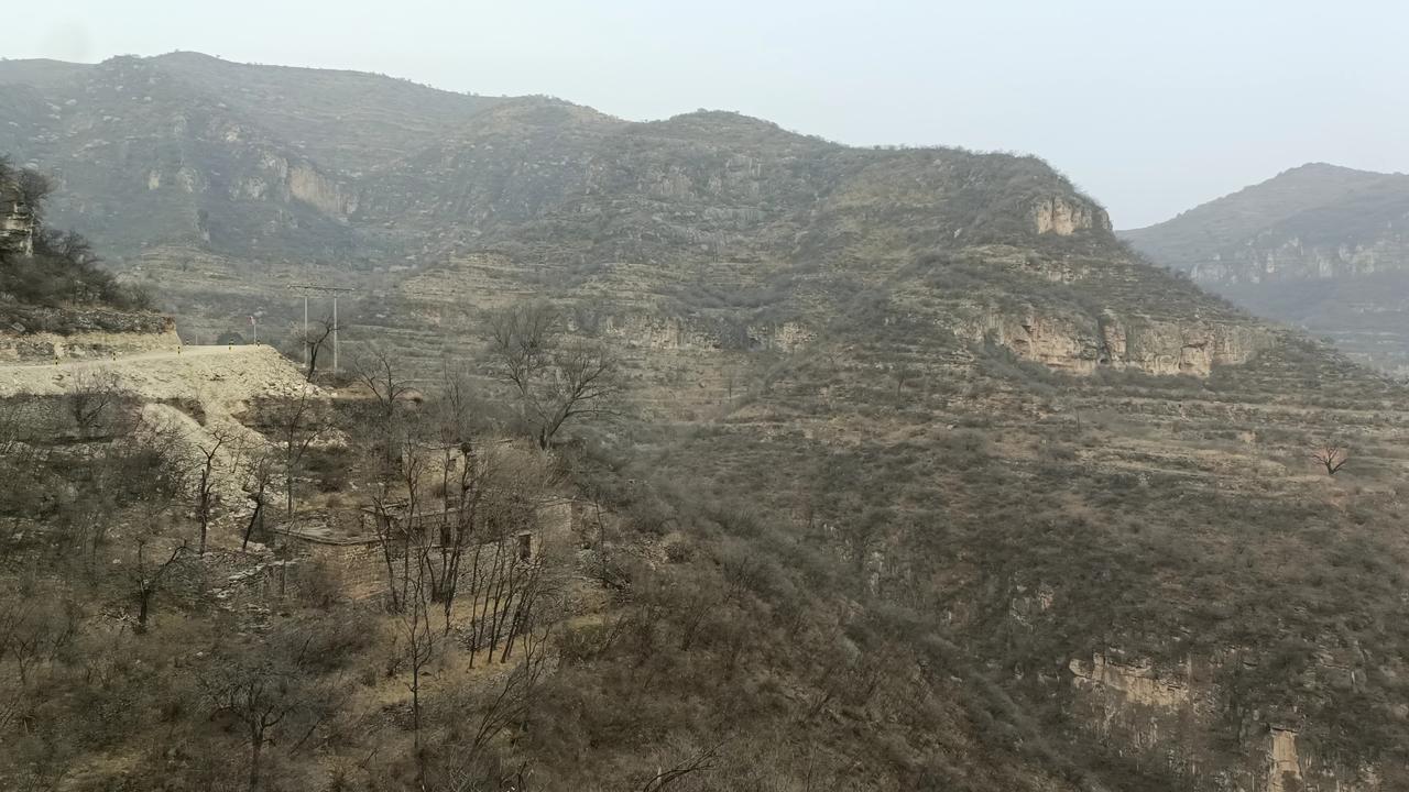悬崖峭壁之上惊现一座山村，这里没水没电，仅有3户人家。如今，还有村民在此居住吗？
