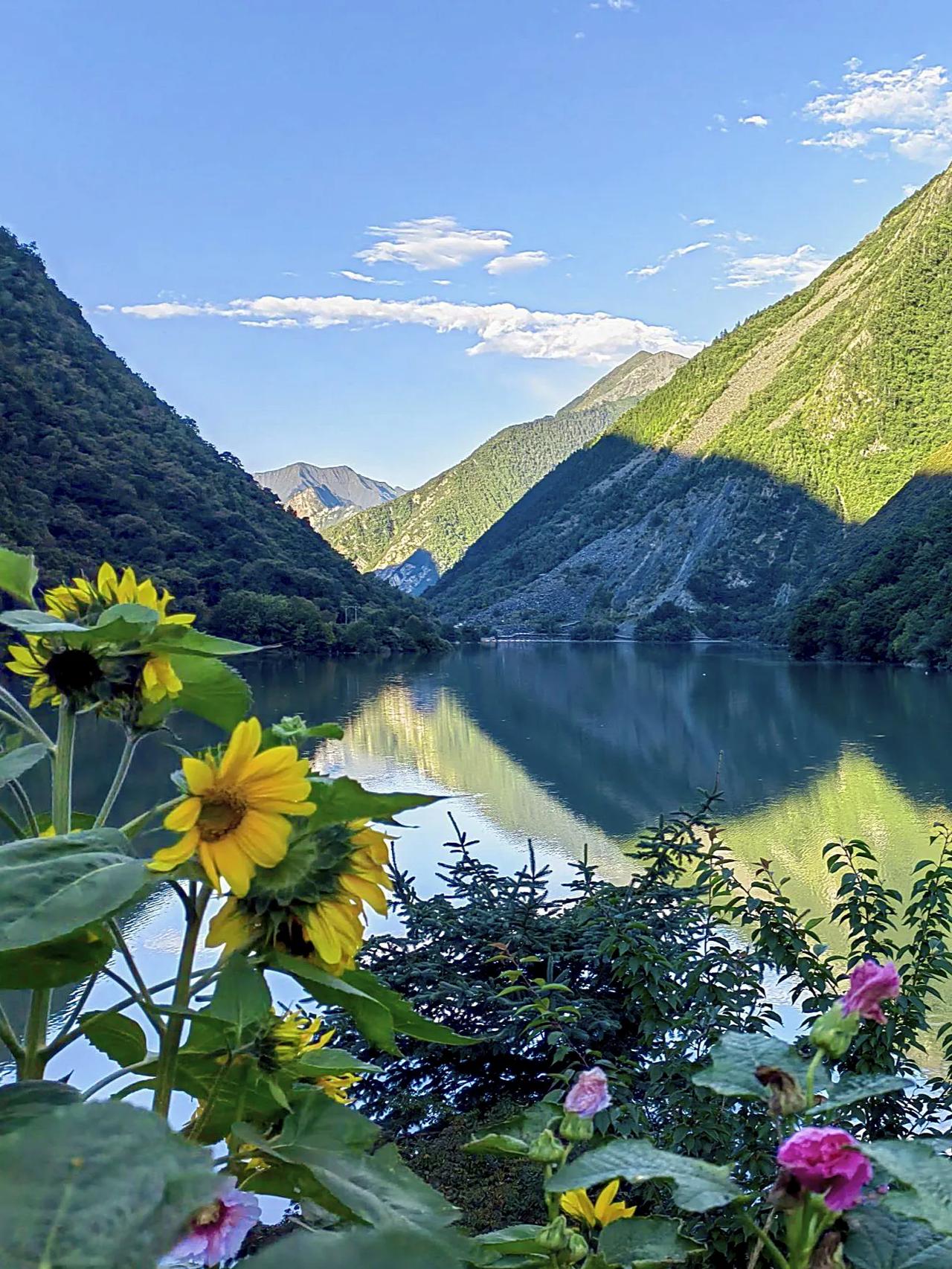 前段时间刚从叠溪松坪沟游玩回来，真的被那里的美景震撼到了！现在就把这份实用的旅行