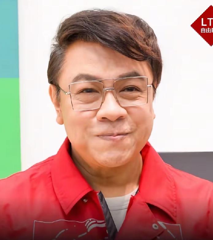 蔡康永作死！大陆事业彻底凉凉！
穿立场明显橘黄色短袖，背着、挥着绿色加油棒，这还