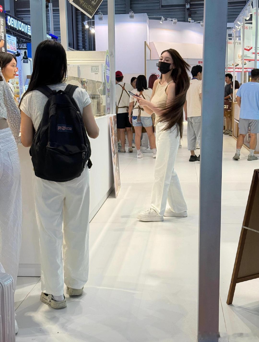 偶遇叶珂看宠物展网友偶遇叶珂逛宠物展，她的头发真的很压身高啊。网友偶遇叶珂逛宠物
