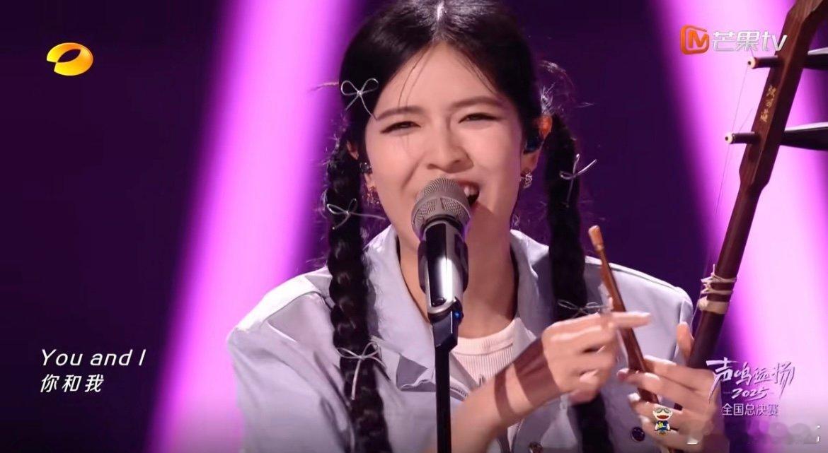 谁被陈依妙的二胡舞台狠狠拿捏？伯克利教授专门录视频夸赞，旋律里的张力与韵味，妥妥