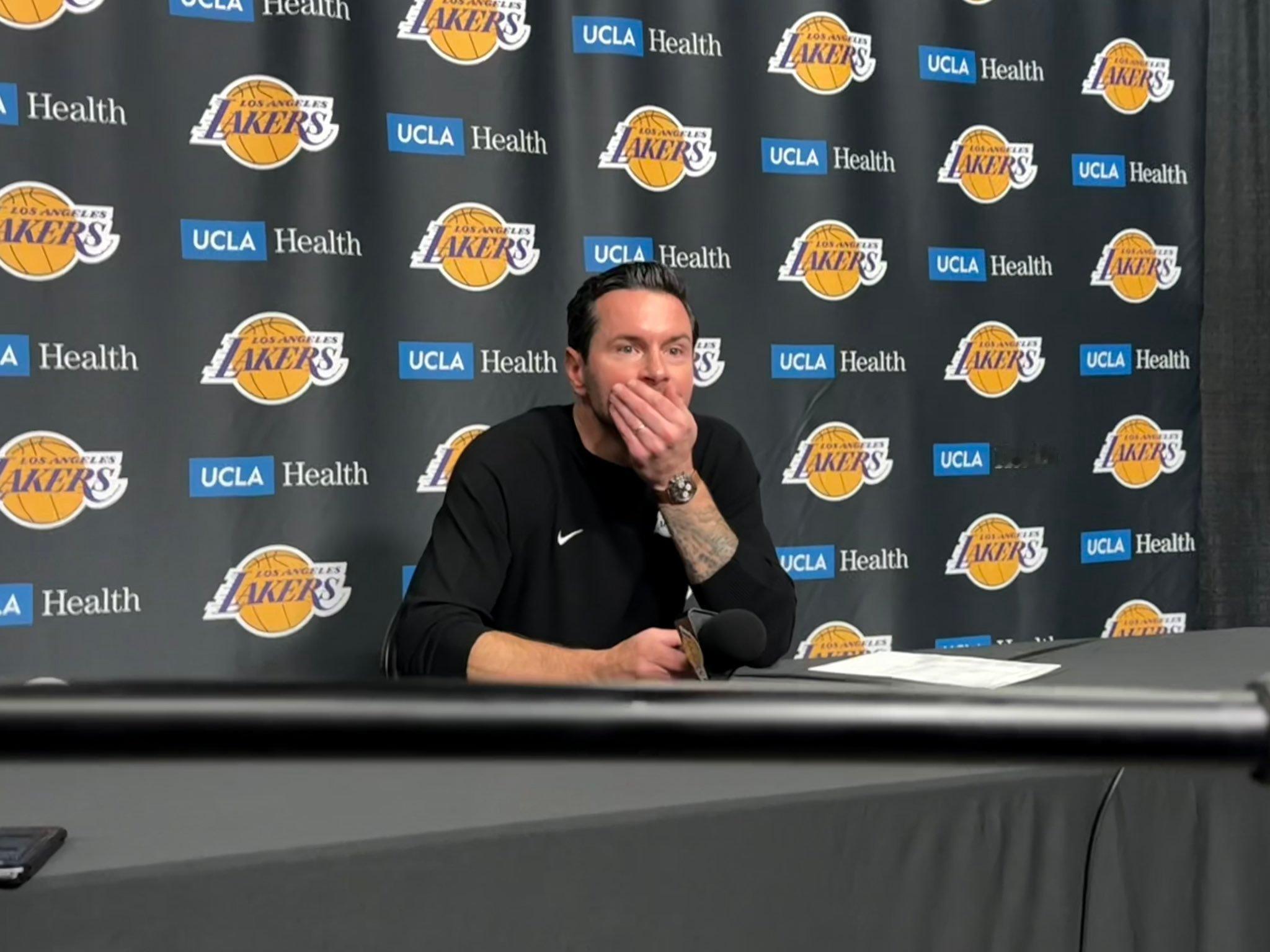 当提到犯规/罚球时，JJRedick捂嘴(应该是表示惊讶)。马刺vs湖人 ​​​