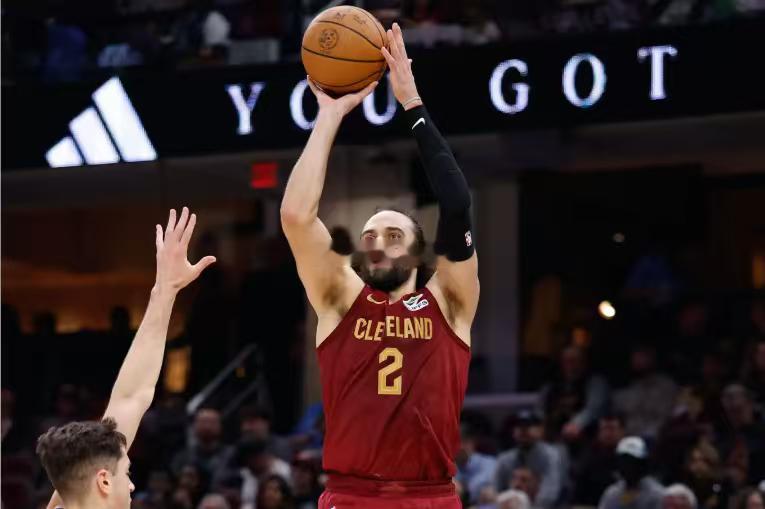 其实虽然惨败给了独行侠，但是因为脚部骨折休战了大半个赛季才刚刚伤愈复出的马克斯-