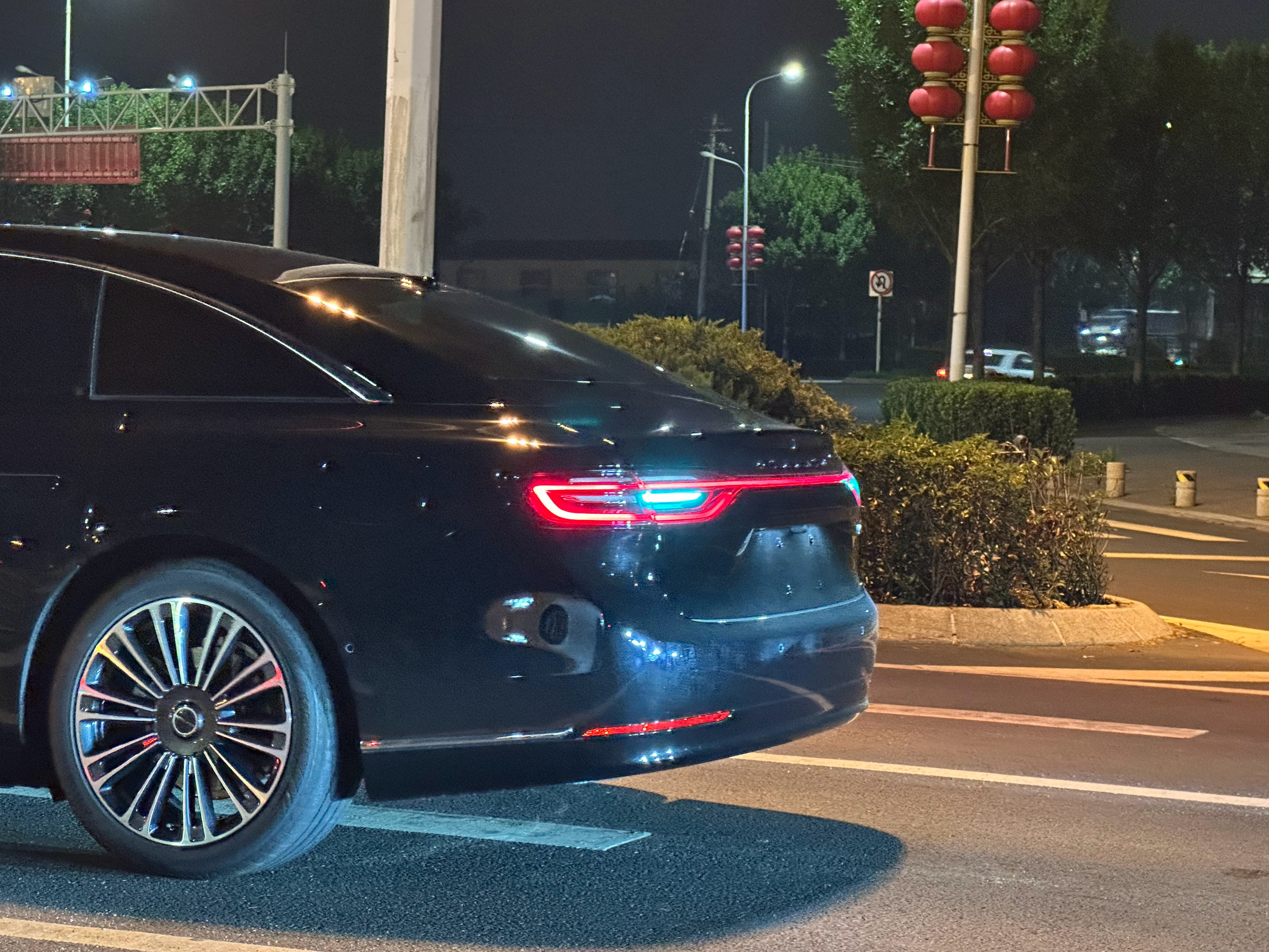 “小蓝灯”享界S9 ​​​