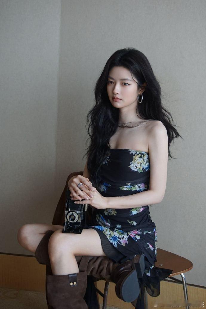 徐若晗明川有知夏路透 路透都这么惊艳！高马尾配制服造型，干练又漂亮，整个人大方亮