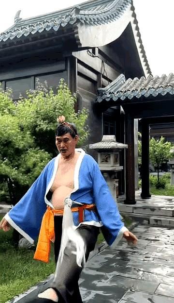 大衣哥不唱歌，改玩杂耍了？这身行头，让人一愣。

他穿上古装，有模有样地耍起了手
