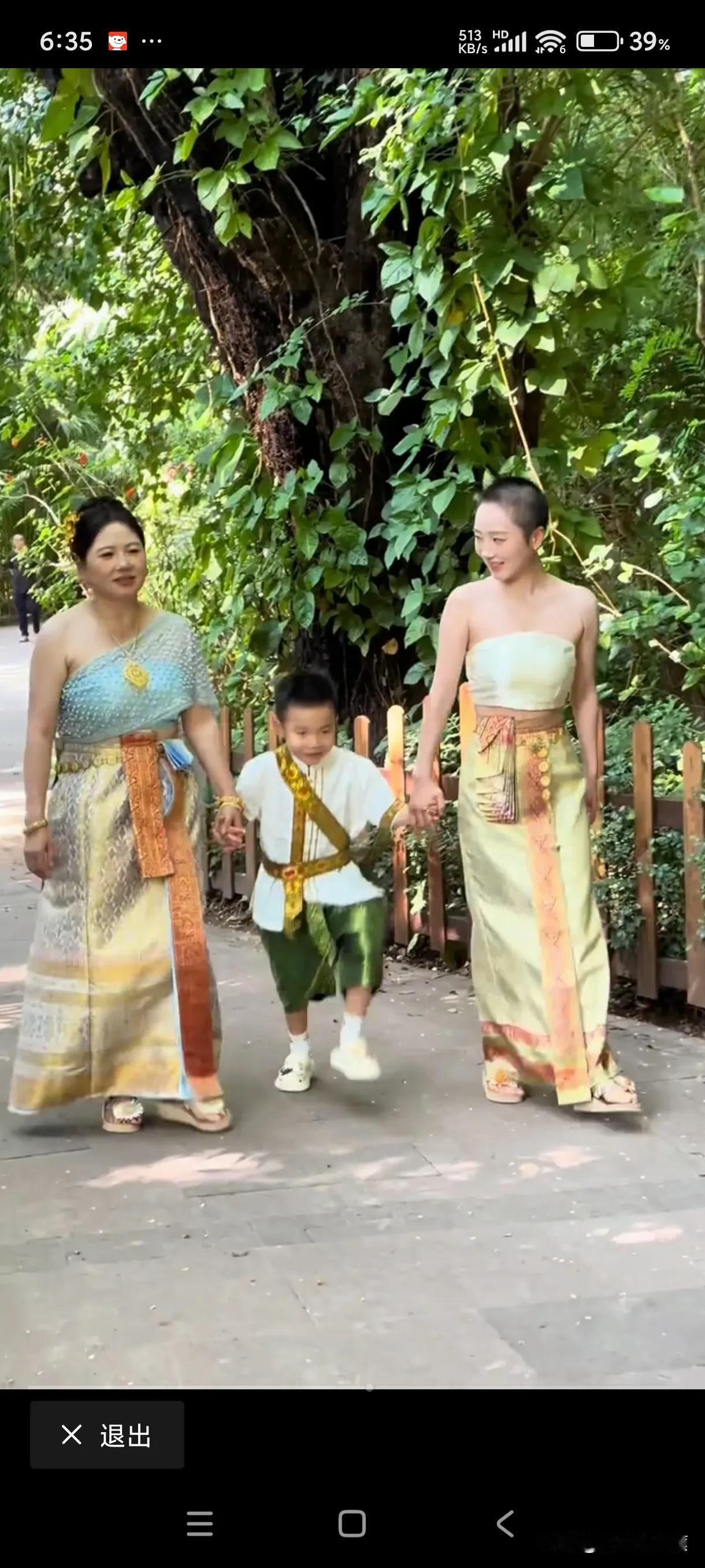 秋妈记录并回忆起她带着秋天和外婆在西双版纳旅游的那些美好瞬间。
秋妈表示，挣钱的