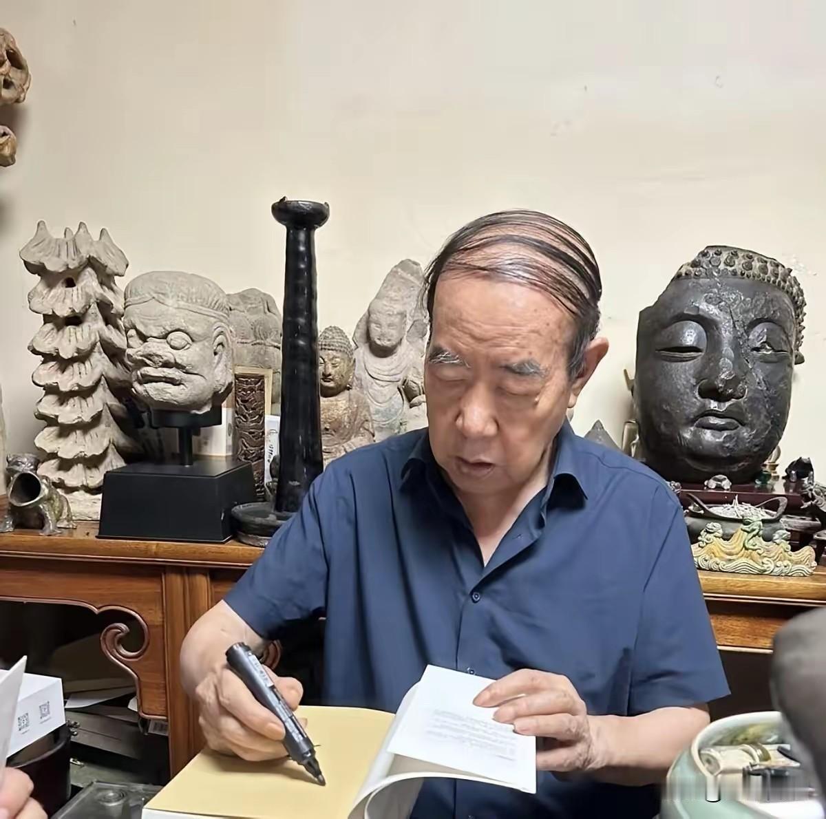 这肯定是浅浅她爸，发型全变了，贾老先生太操劳、操心过度了。老先生今年已74岁，号