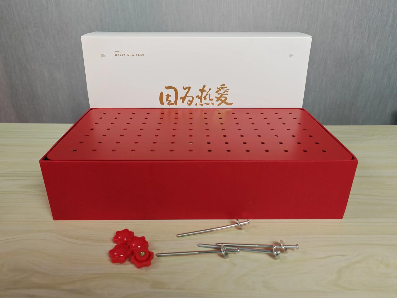 收到华为新春礼盒，这个洞洞板还是有点好玩。