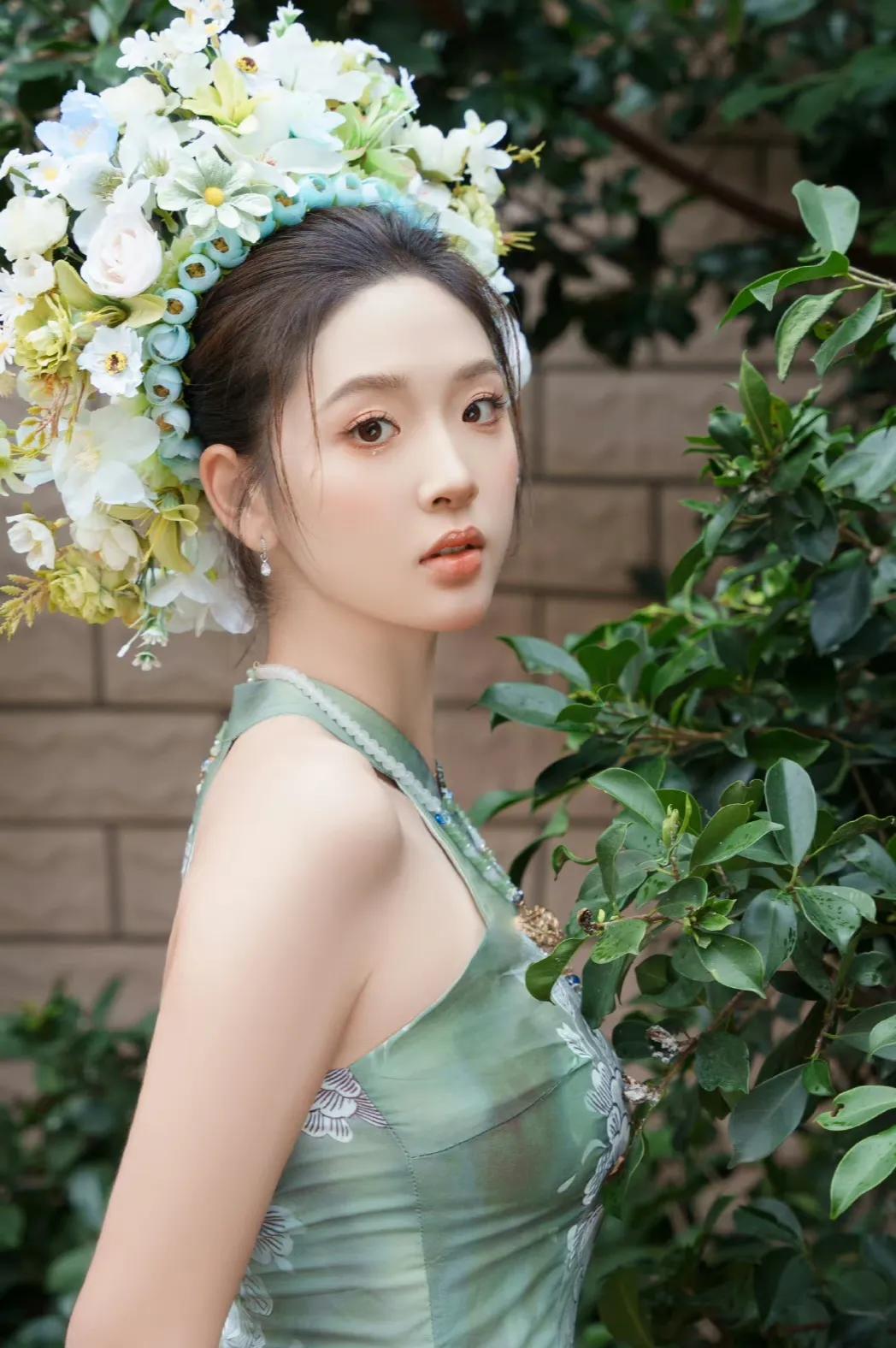 这样的颜值放在娱乐圈应该也是无敌的存在了。妥妥的当红小仙女啊！但是她却不是娱乐明