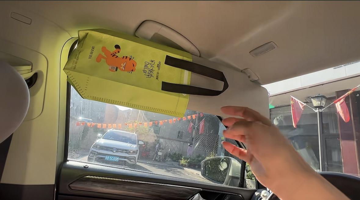 家人们，给你们安利一个夏日必备小妙招！可以用一个奶茶套在遮阳板上面，往后一拉就是