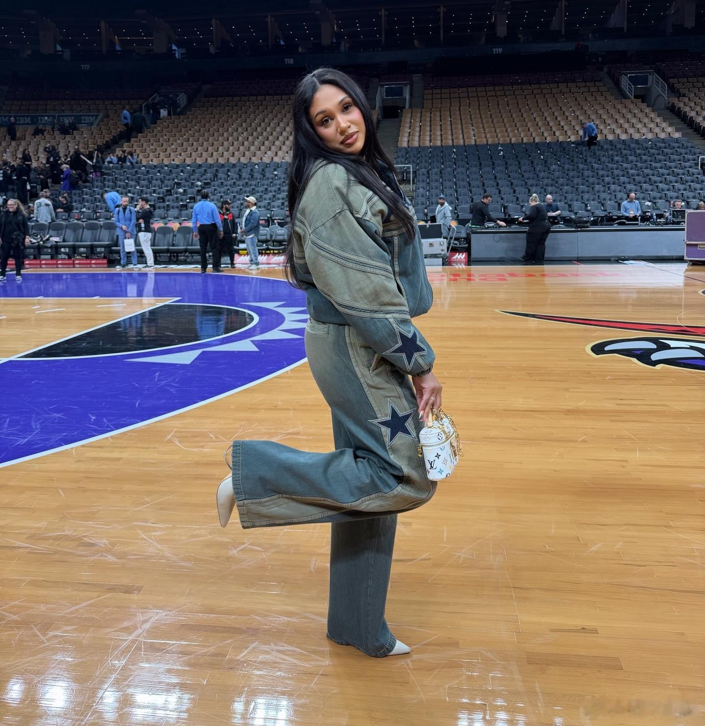 嘴嫂看嘴哥比赛，晒亲密照nba常规赛