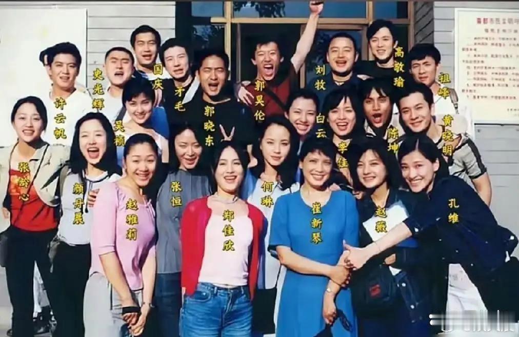 黄晓明读书时期在班里颜值格外出众，正是他的颜值巅峰，清秀俊朗的模样几乎无人能及。