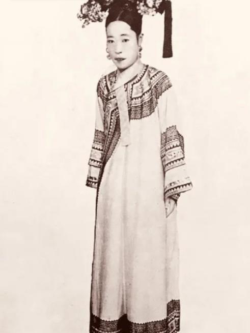 1889年，光绪大婚夜，慈禧派嬷嬷帐后听房。整夜静悄悄，临走却听见隆裕崩溃哭喊：