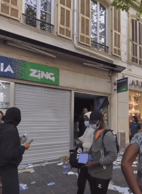 事发法国，一位店主正在捍卫他的小店。怎么办呢，他总得养家糊口吧？ ​​​