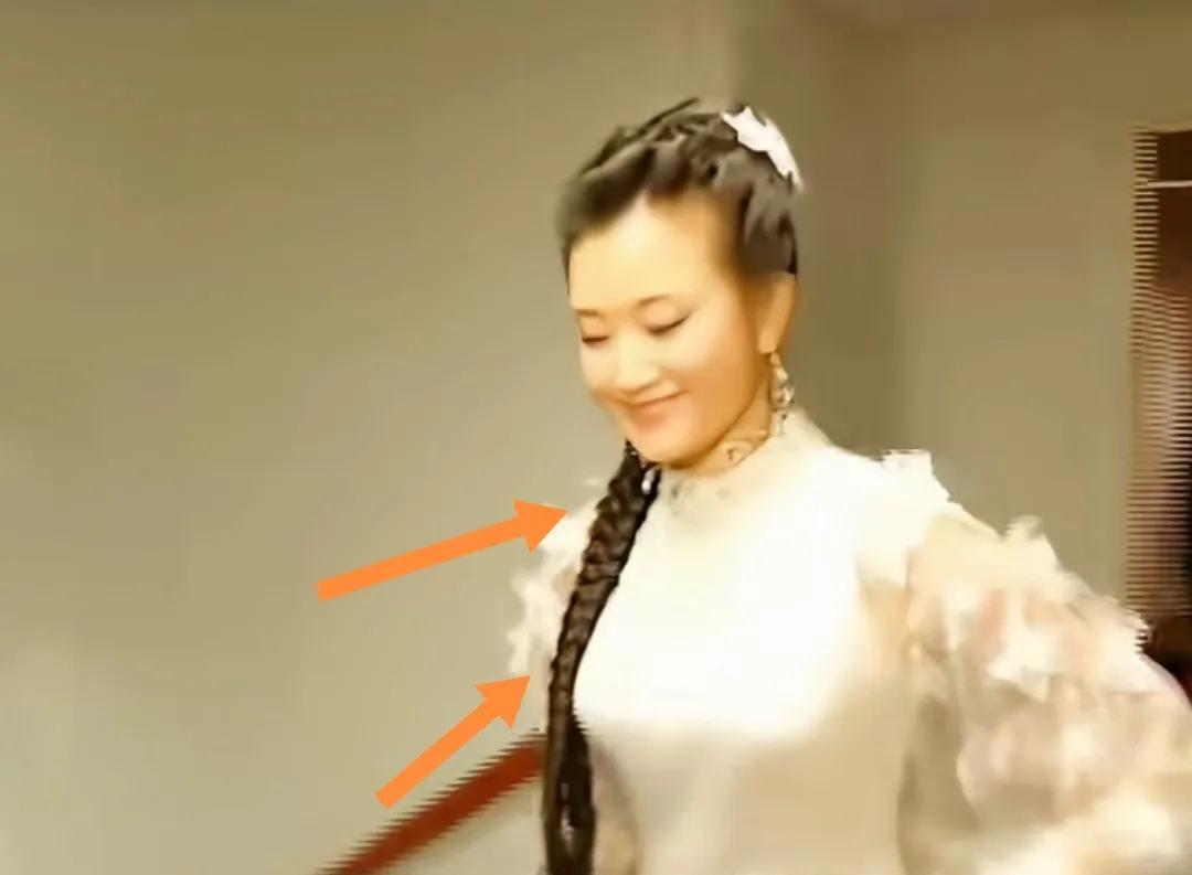 2003年宋祖英老师留长头发走进央视后台。