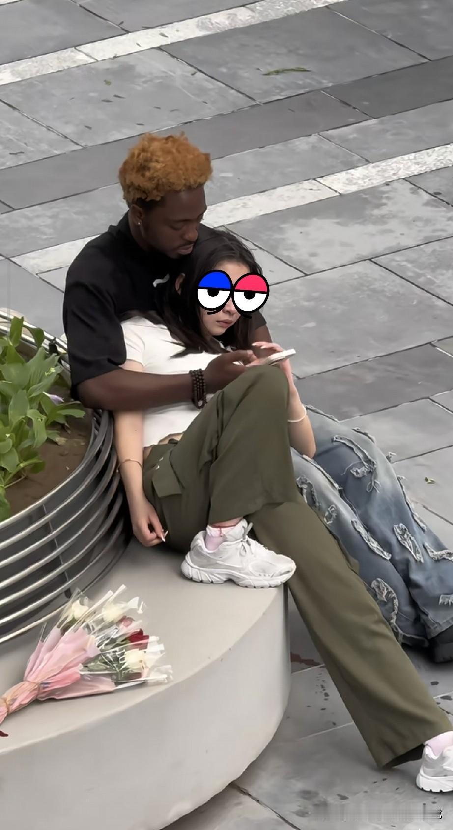看得我好气愤。难怪中国的光棍这么多。
 
闹市街边拍到这一幕，年轻姑娘哭得泪流满