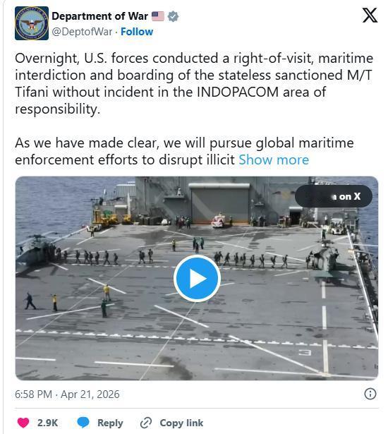 美方公布登检油轮视频，称将在全球海域打击受制裁船只
美国战争部周二公布了一段军方