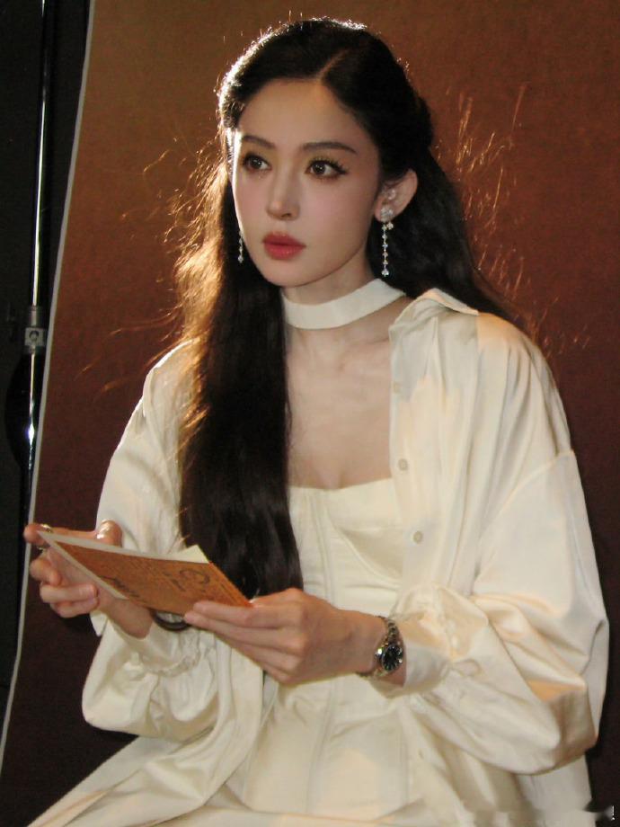 娜扎VOGUE官宣照刷到娜扎要出席这次盛典的官宣名单，瞬间激动！想起她以往红毯上