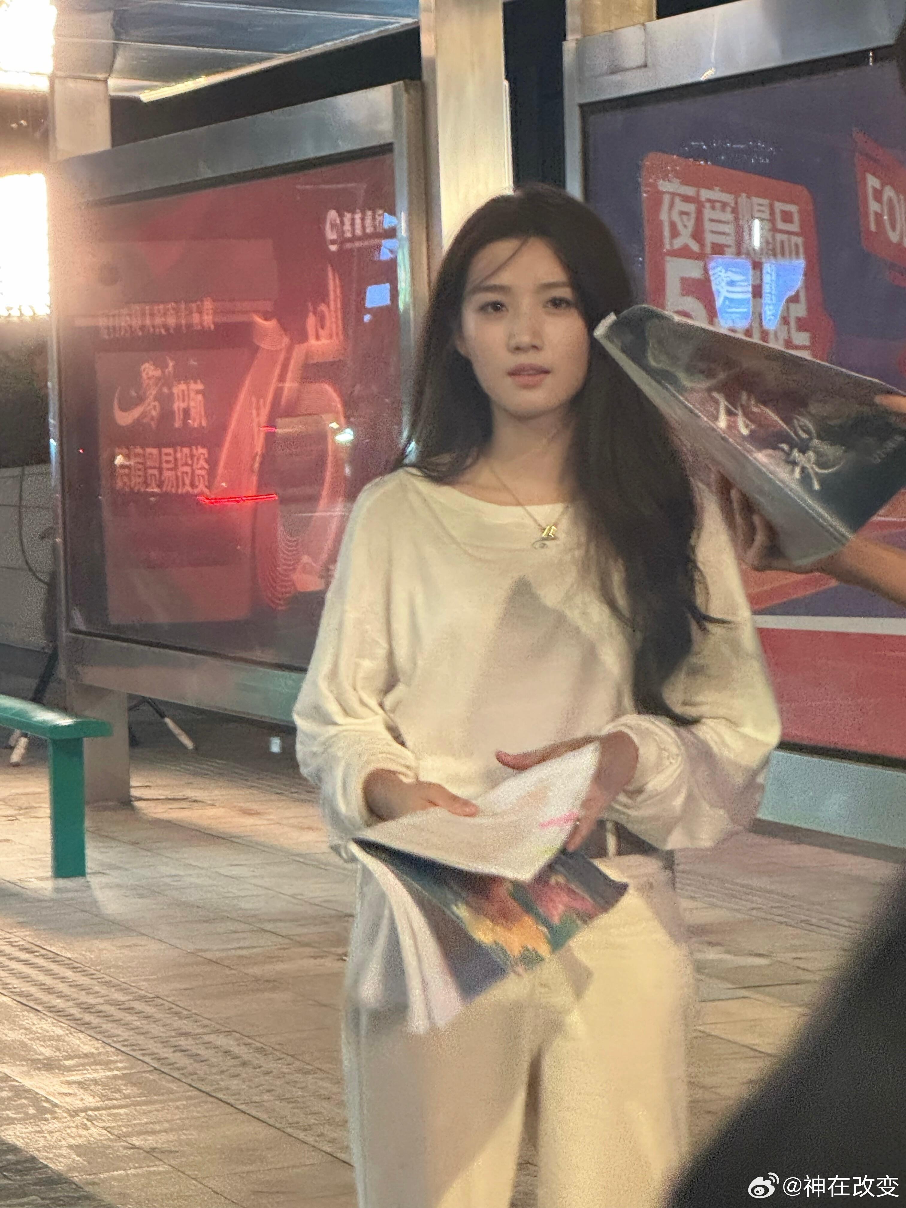 卢昱晓  她的穿搭才是真·淡颜天菜✨淡颜系氛围穿搭+1卢昱晓｜ 