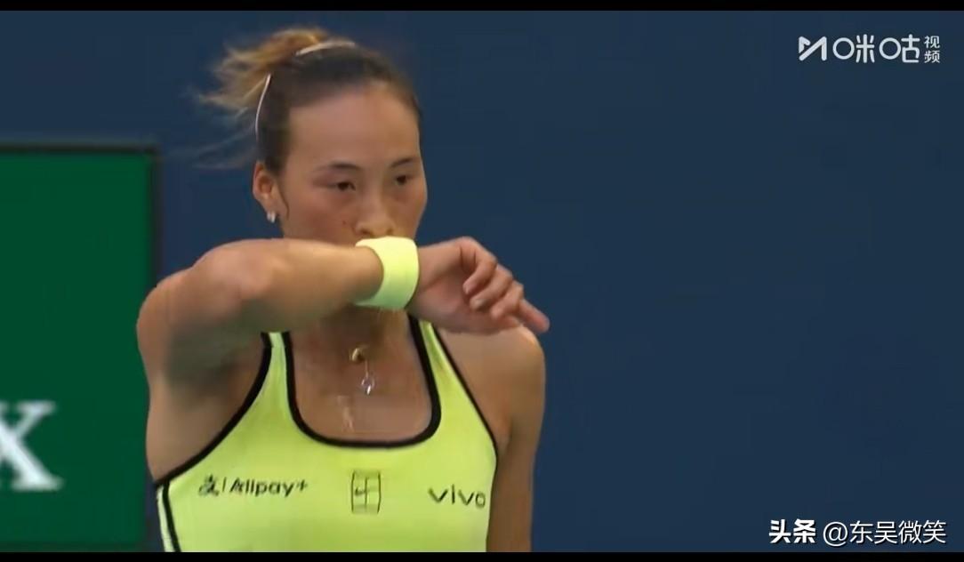 郑钦文还是没能翻过那座山，止步第四轮，无缘八强。
不过，比赛结束俩人还是非常友好