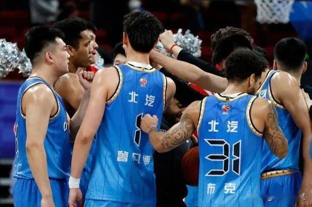 上海队今晚在主场以110：96大胜北京队，拿到12进8的赛点。3点感概：
1.上