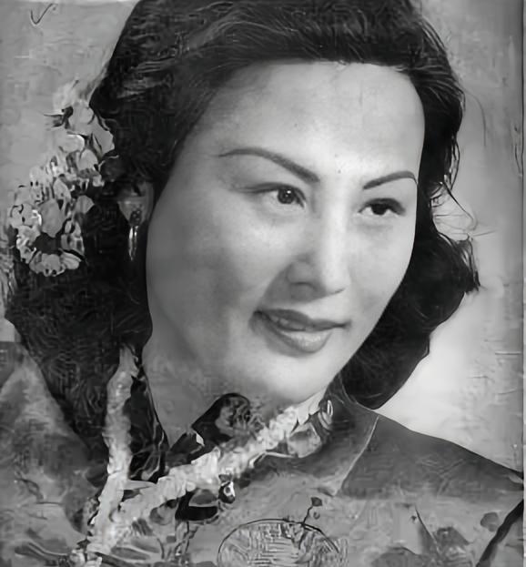 1942年，吴四宝被日军毒死，他的老婆佘爱珍哭得死去活来，早已垂涎其美貌的胡兰成