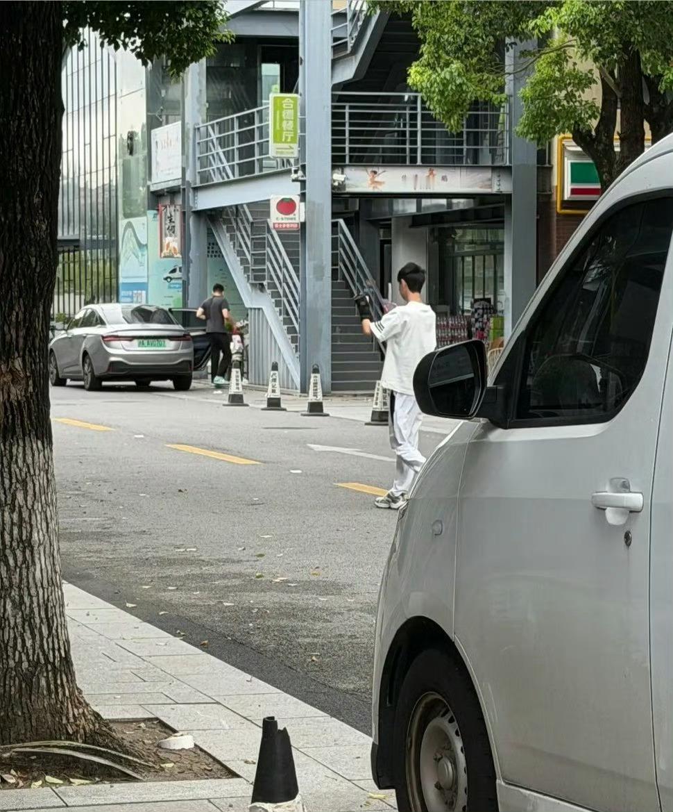 万一这次摔倒真给文波觉醒了啥系统呢曝Wenbo现状曝Bin变帅了