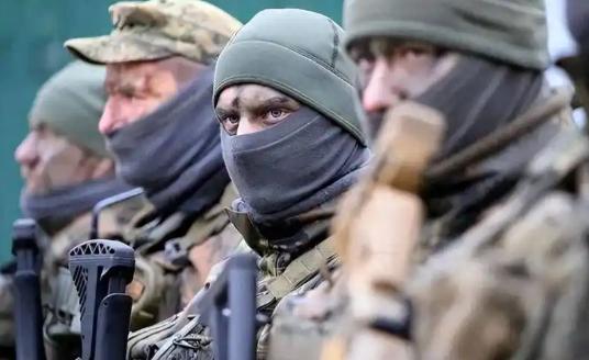 [太阳]乌克兰恐怕真的没人可死了！俄军在顿涅茨克打扫战场，越扫越心惊：满地阵亡士