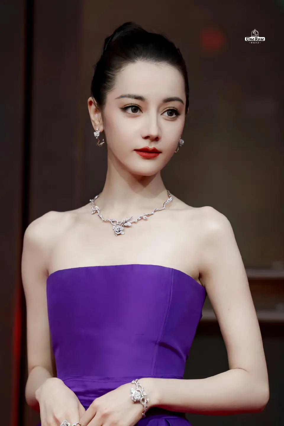 热巴穿上紫色晚礼服彰显优雅高贵，不愧是顶流小花，无论是颜值和身材都比较优秀。