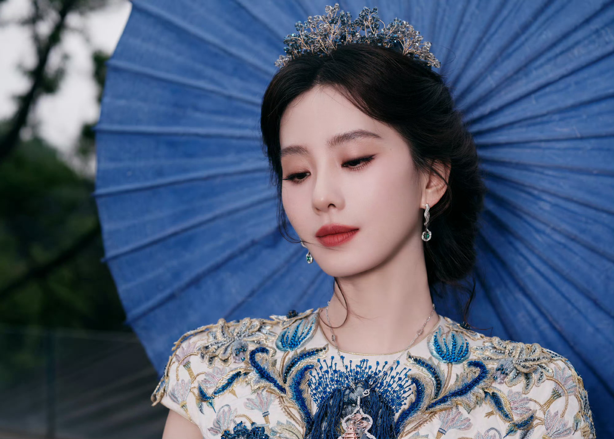 刘诗诗蓝韵刘诗诗撑蓝伞 蓝韵依旧，觅一抹灵动旧影 