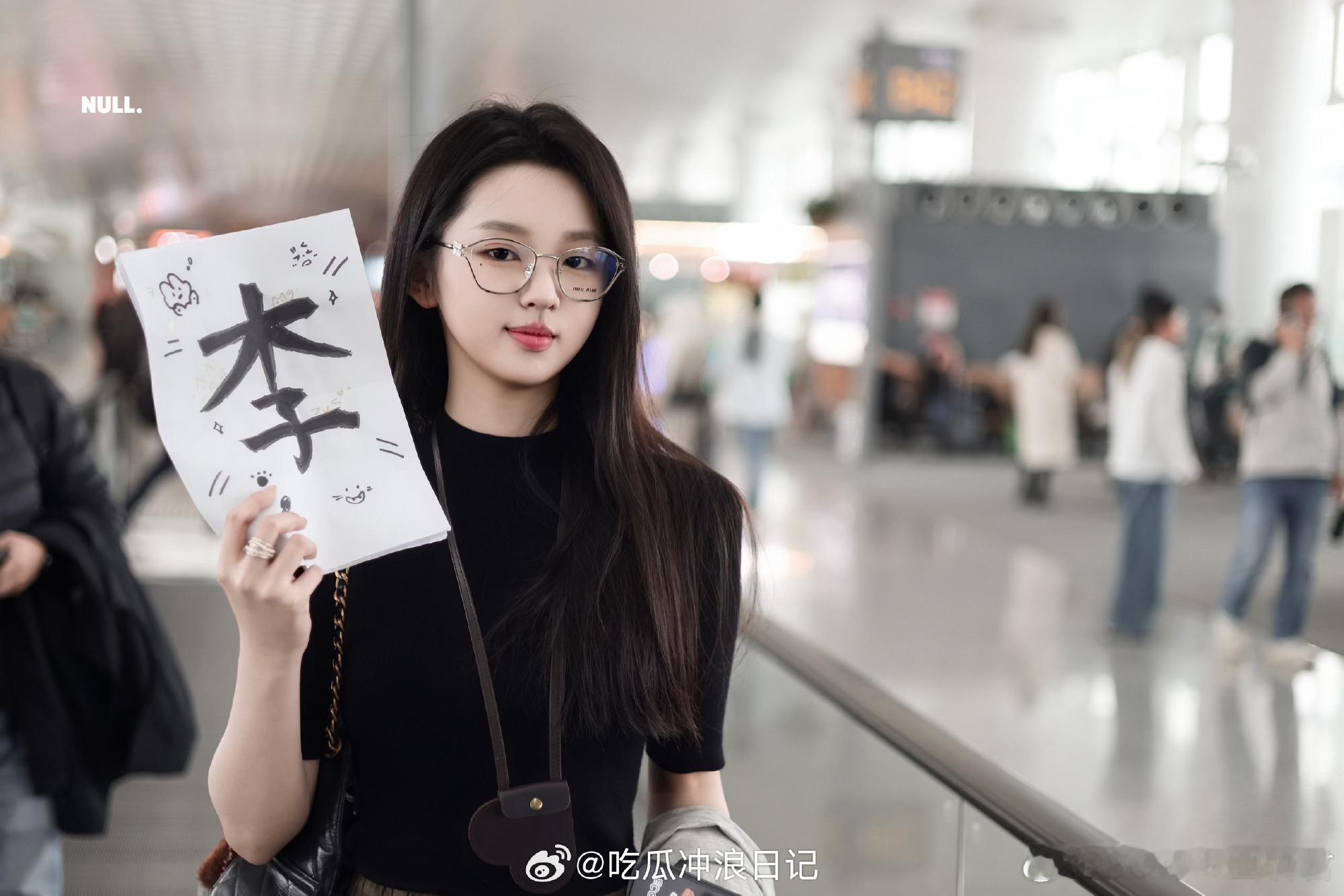 可慈祥可冷飒，李柯的演员魅力绝了！新造型直接让人想喊妈咪，金丝眼镜搭配甜妹脸又奶