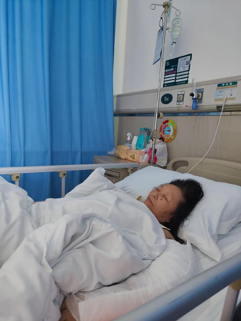 从前总觉得医院离生活很远，直到看见妈妈躺在病床上输着液，才明白生命有多脆弱，又有