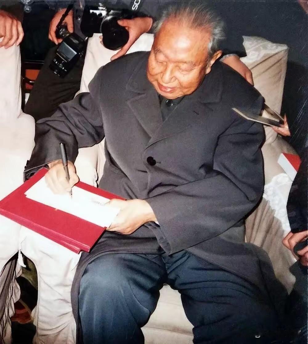 1996年12月26日，在毛主席诞辰之日，华老于纪念堂提笔题字。落笔庄重，借笔墨