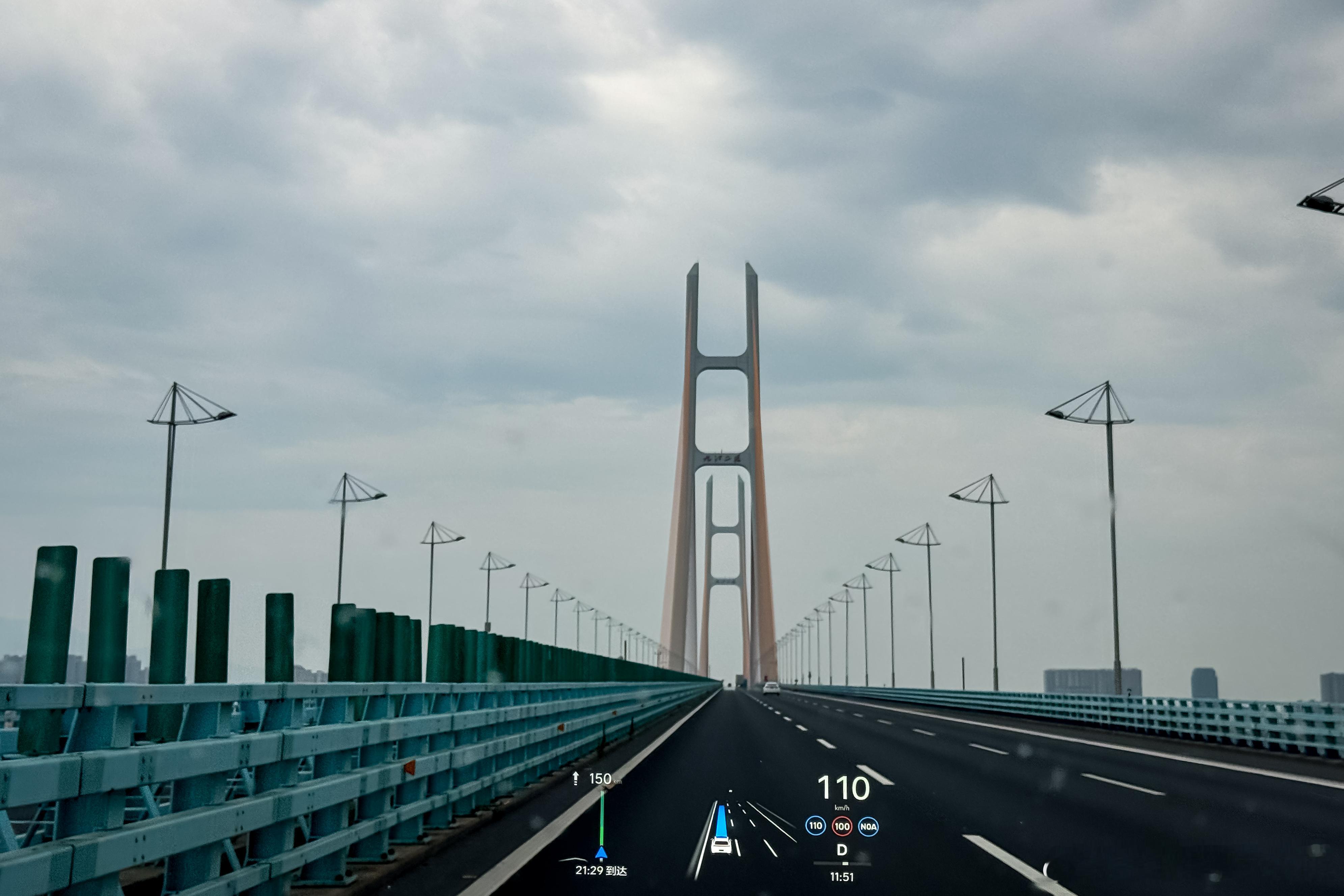 如果通过随手拍图片来传递 HUD 清晰度的话，那理想汽车 HUD 绝对是最清晰的