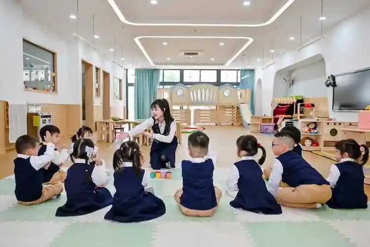 孩子在幼儿园摔倒应该谁负责?带娃的都揪心：孩子在幼儿园摔倒，到底怪谁？家长气冲冲