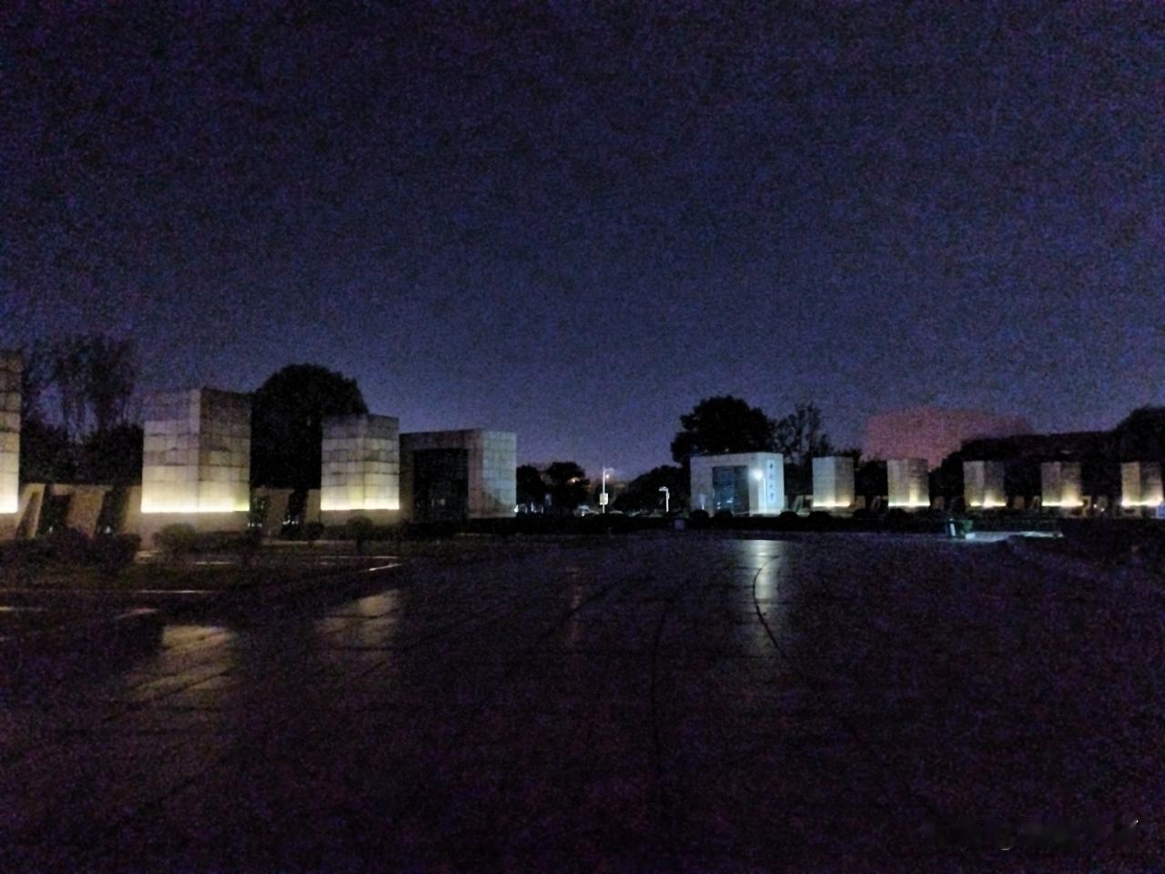 今天晚上本想去橘子洲头拍张照片，纪念伟大领袖毛主席宣布中华人民共和国成立 76 