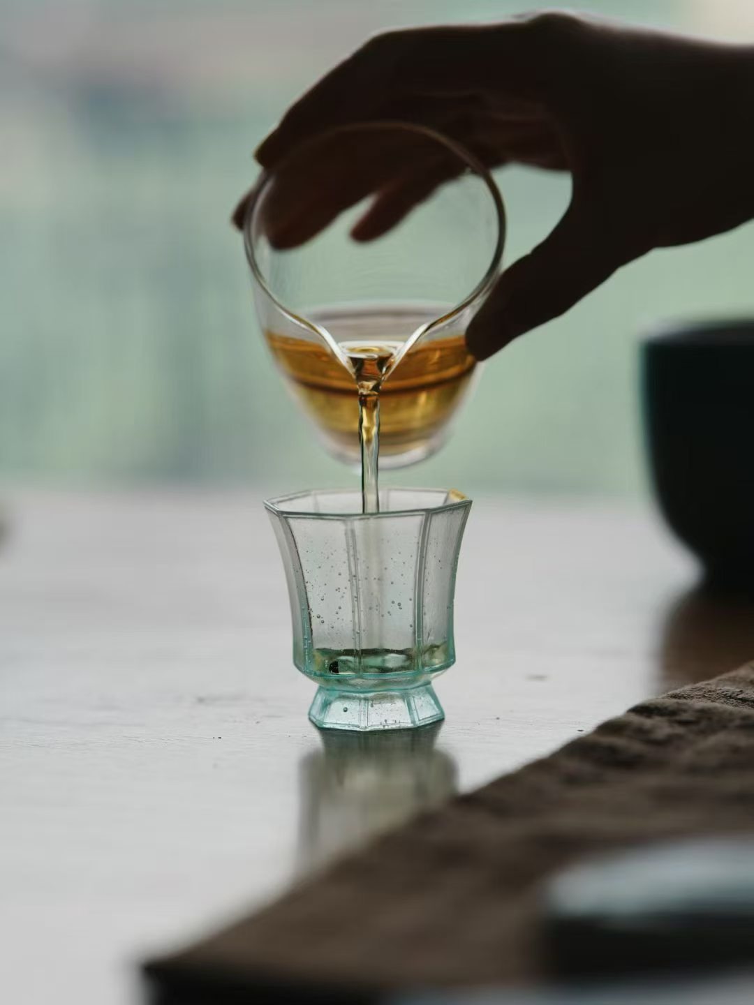 品茶赏器交友  一壶水烧开，滚烫地冲进茶杯里，原本干枯蜷缩的茶叶瞬间被唤醒。 