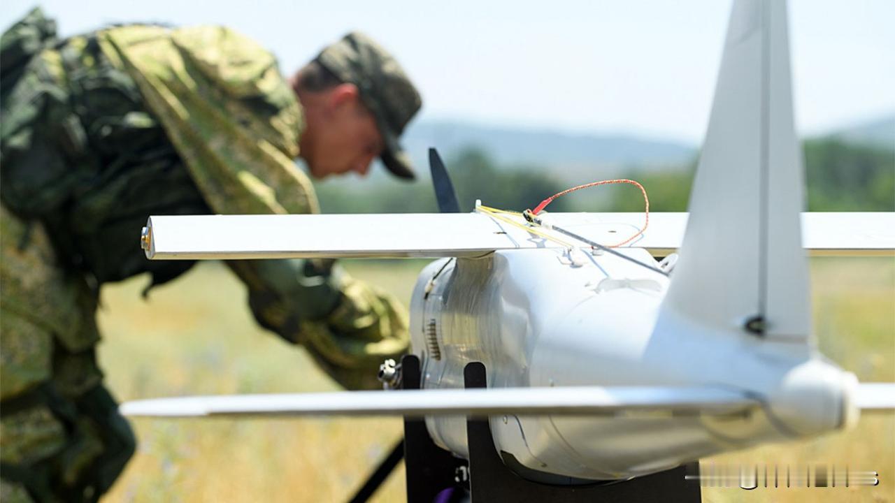 即将被开除的 HSE 学生正被强行编入正在组建的俄军无人部队。

据T-inva