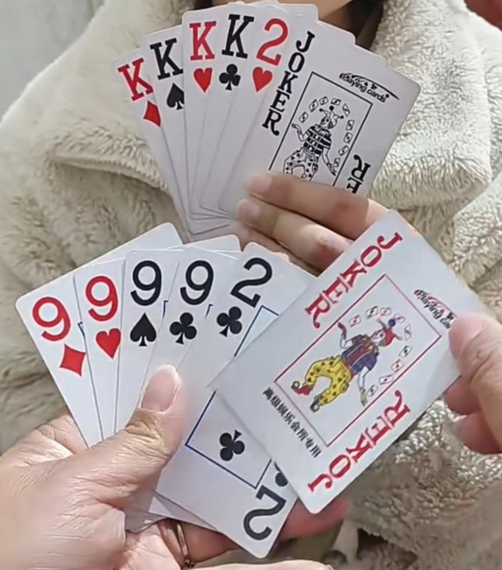 益智游戏，欢乐斗地主巧解残局。规则有连有带，最多3带1，也可以3不带。下面牌的先