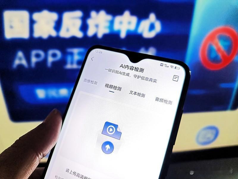 还在花钱降AI率？腾讯朱雀根本没官方改写功能，别被第三方坑惨了
好多人踩过这坑：