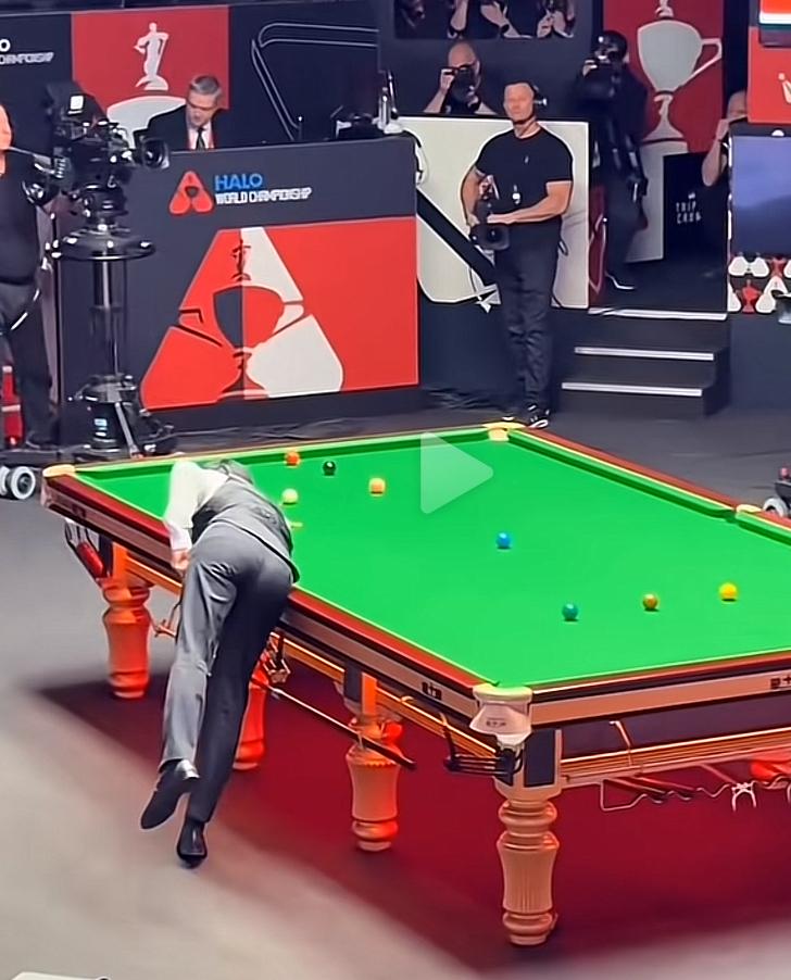 斯诺克作为绅士运动，最不好的一点是观众全程都得看运动员的屁股。
赵的屁股还算好看